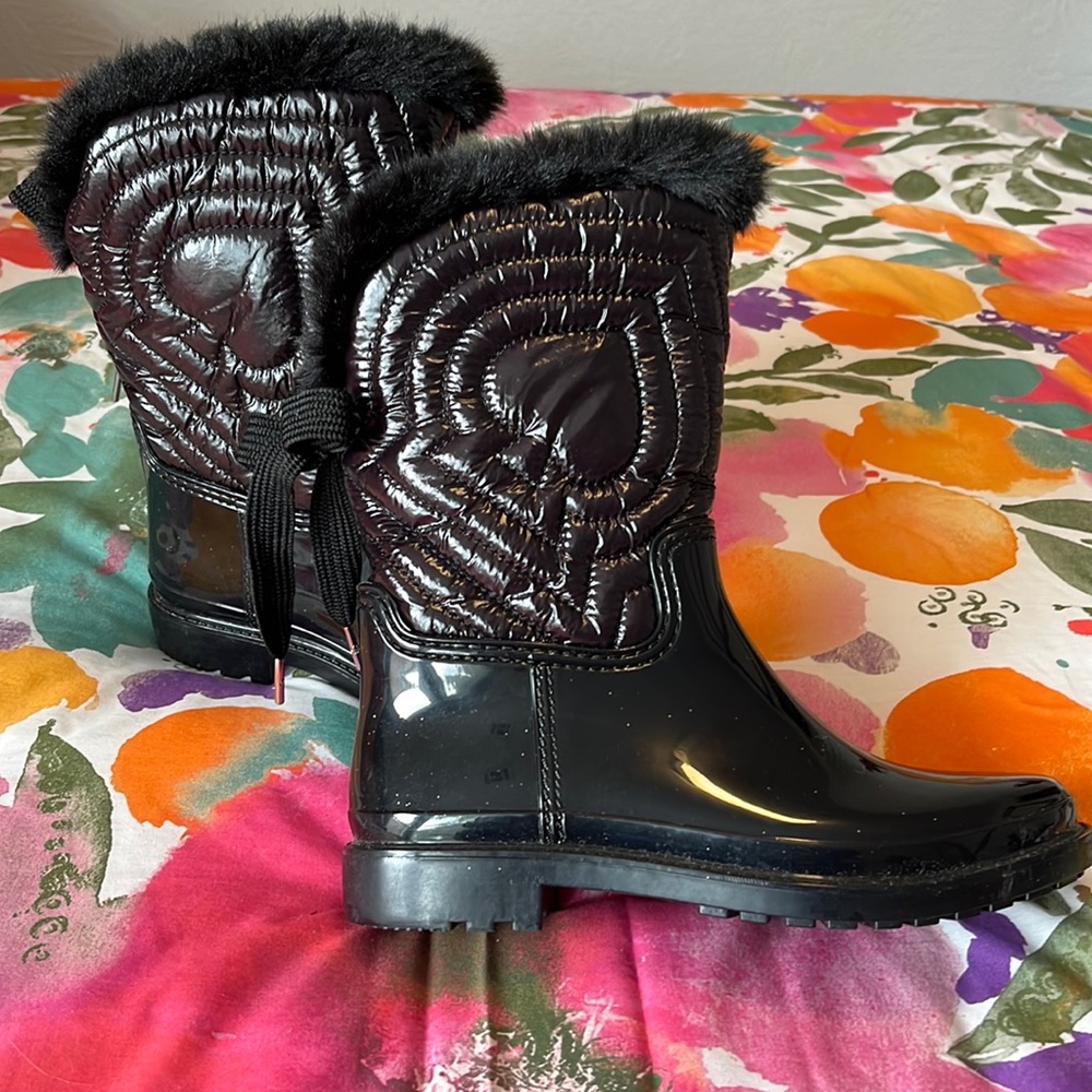 Kate Spade size 6 lined rubber boots in black.